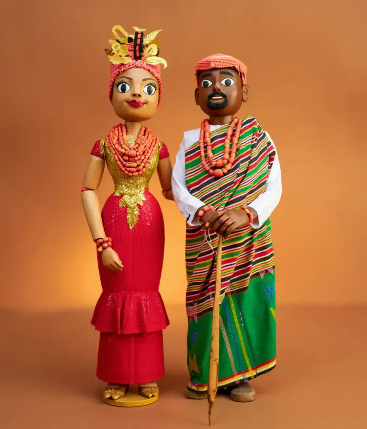 حوّلهم إلى دمى خشبية